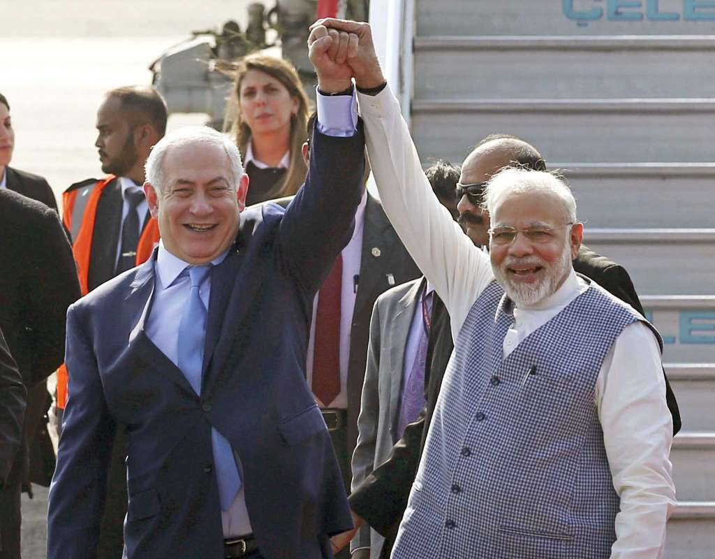 Thủ tướng Ấn Độ Narendra Modi ra tận sân bay đón Thủ tướng Israel Benjamin Netanyahu (AP)