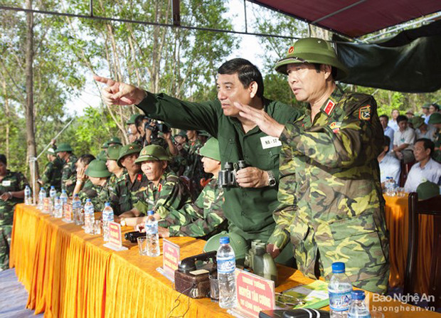 Bí thư Tỉnh ủy Nghệ An trong đợt diễn tập khu vực phòng thủ năm 2017. Ảnh tư liệu