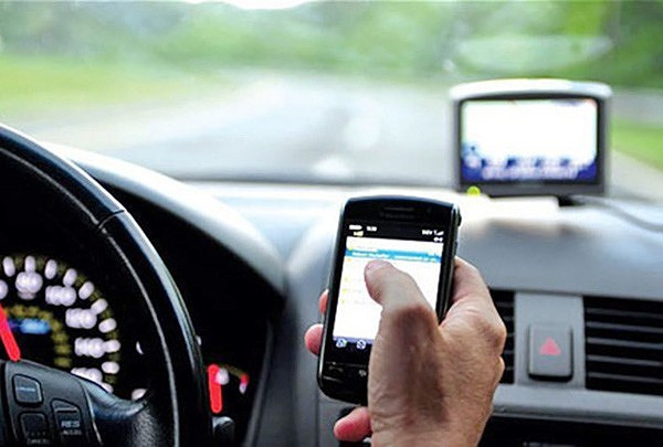 Tài xế vừa lái xe vừa sử dụng điện thoại làm tăng rủi ro về giao thông. Ảnh: Việt Hưng