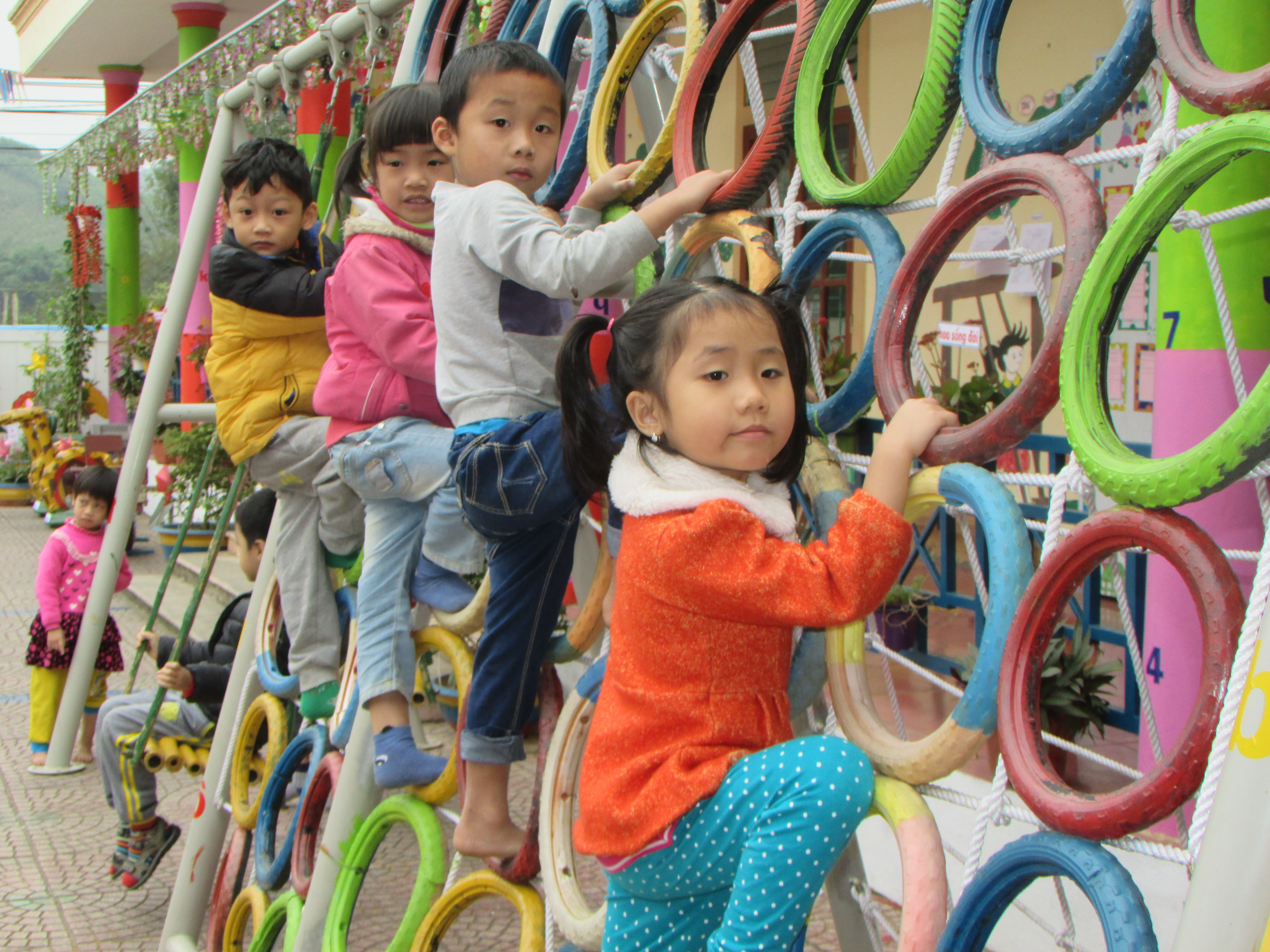 Mặc  dù được làm từ phế thải nhưng đồ chơi của các cháu an toàn, thân thiện với môi trường, qua đó góp phần giáo dục kỹ năng cho trẻ. Ảnh Minh Hạnh
