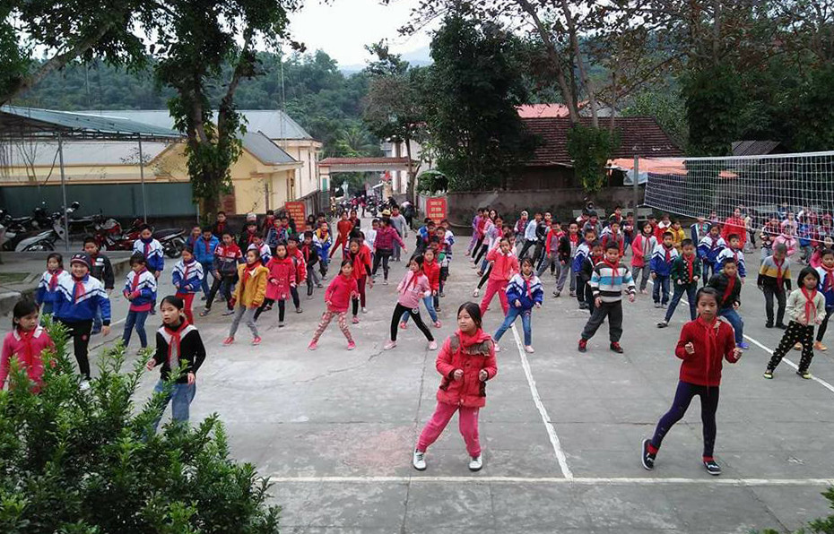 Ngoài tiết mục múa trên thì các em học sinh trường tiểu học Tam Quang 1 cũng được học nhiều bài múa hết sức vui nhộn. Ảnh: Kim Anh