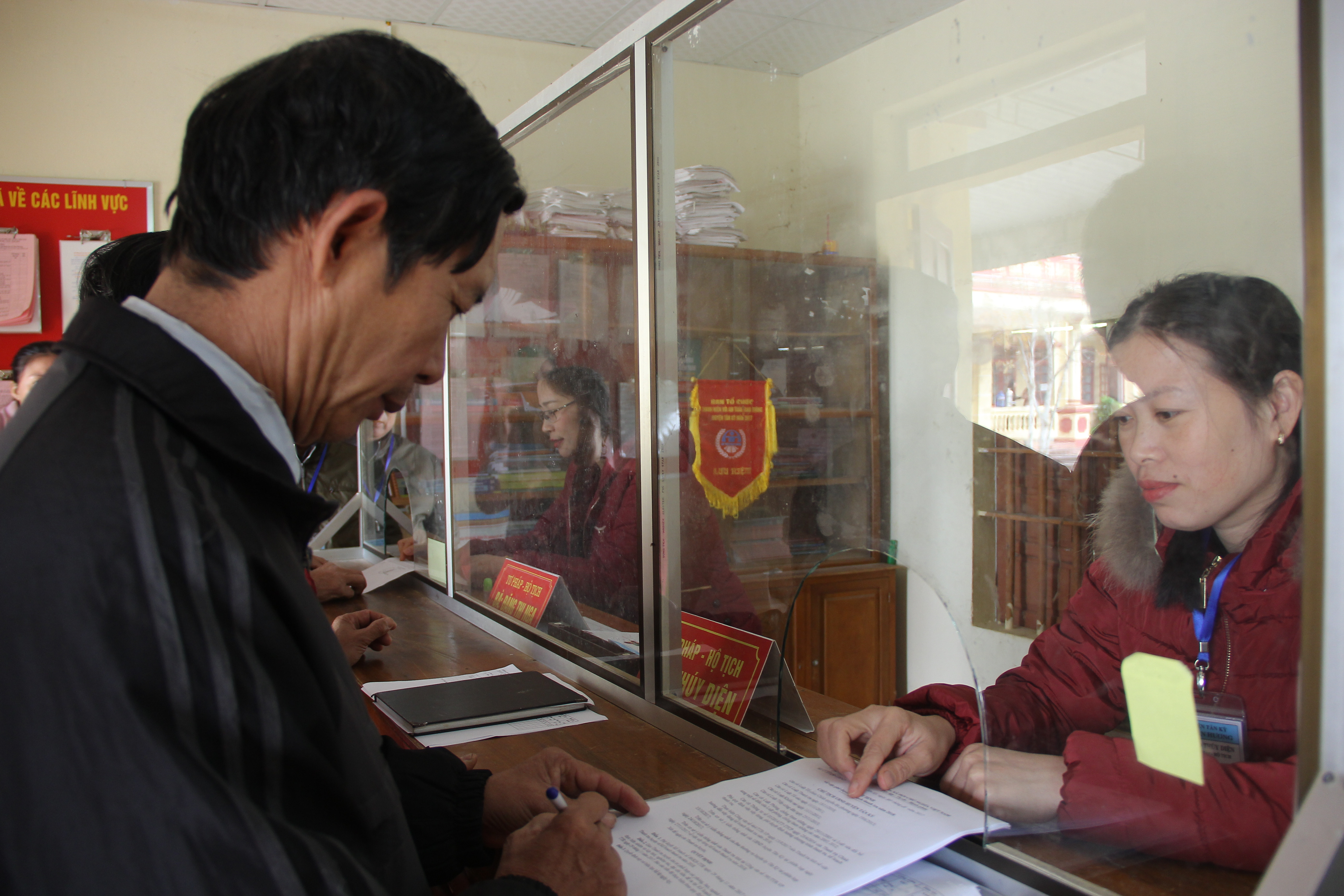 Cán bộ Văn phòng một cửa xã Tân Hương (Tân Kỳ) hướng dẫn thủ tục cho người dân. Ảnh: Mỹ Nga