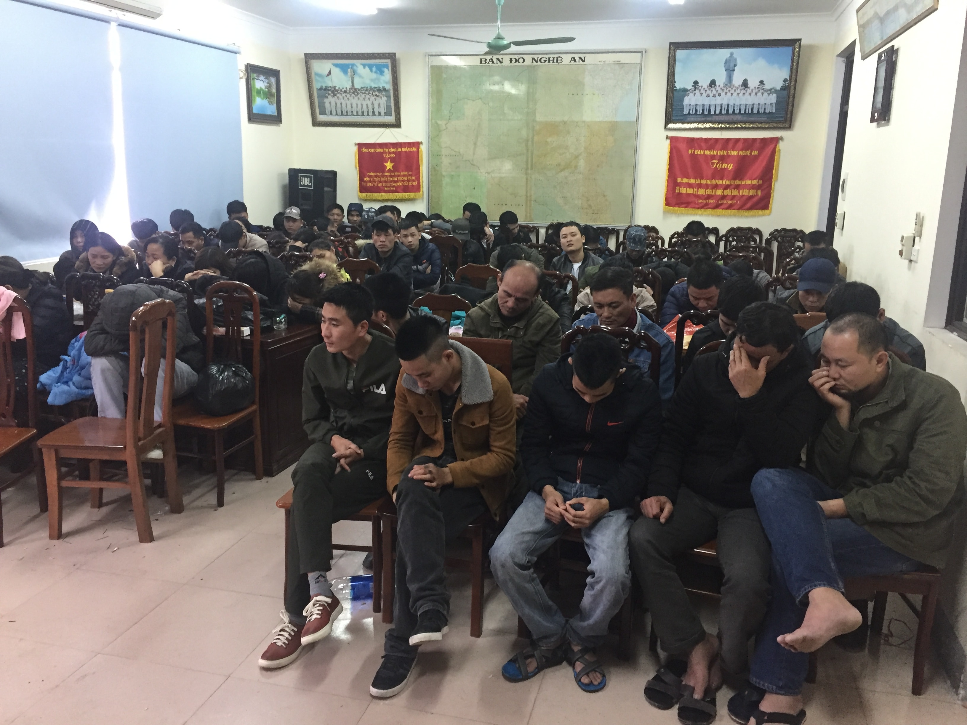 74 đối tượng tham gia đánh bạc bị bắt giữ. Ảnh: Quỳnh Trang