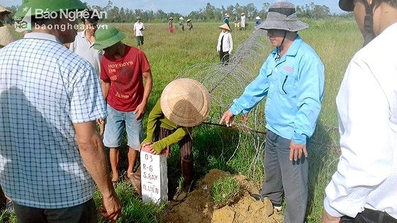 Đo đạc cắm mốc hành lang giải tỏa dự án trên đia bàn thành phố Vinh. Ảnh tư liệu 