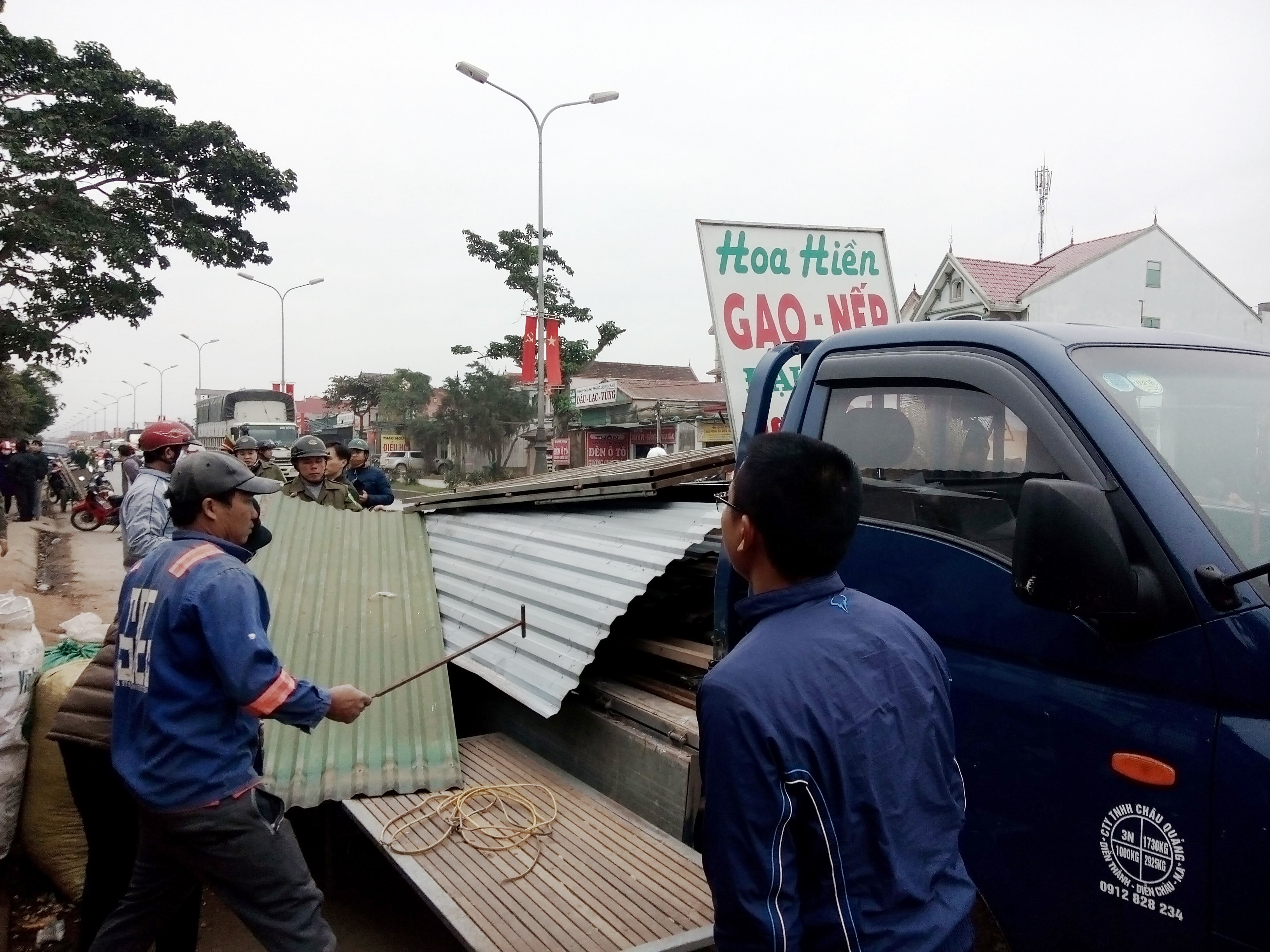 Ban giải tỏa xã Diễn Thành (Diễn Châu) tháo dỡ các công trình vi phạm hàng lang giao thông trên tuyến Quốc lộ 1A. Ảnh Mai Giang