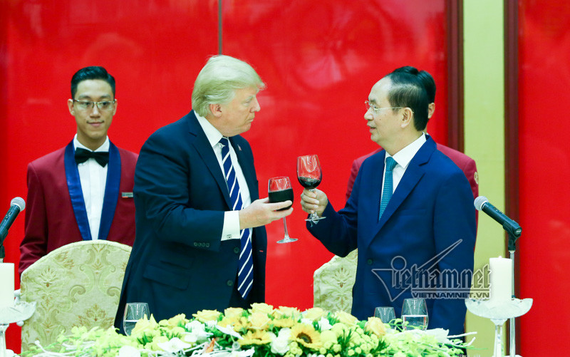 Chiều 11/11/2017, sau khi tham dự Hội nghị Cấp cao APEC lần thứ 25, Tổng thống Mỹ Donald  Trump rời TP Đà Nẵng, tới Hà Nội, bắt đầu chuyến thăm cấp Nhà nước tới Việt Nam theo lời mời của Chủ tịch nước Trần Đại Quang.  Đây là chuyến thăm Việt Nam đầu tiên của Tổng thống Donald Trump tới Việt Nam và diễn ra ngay trong năm cầm quyền đầu tiên, thể hiện sự coi trọng quan hệ với Việt Nam, tạo cơ sở thúc đẩy quan hệ Việt Nam-Mỹ trong thời gian tới.