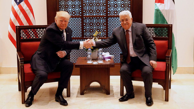 Tại Palestin, nhà lãnh đạo Mỹ đã gặp Tổng thống Palestine Mahmoud Abbas ở Bethlehem, nơi vấn đề hòa bình Trung Đông tiếp tục được thảo luận.  “Tôi hứa sẽ nỗ lực hết sức để đạt được một thỏa thuận hòa bình giữa Israel và Palestine”, Tổng thống Trump phát biểu tại Bethlehem. Ảnh: Reuters. 