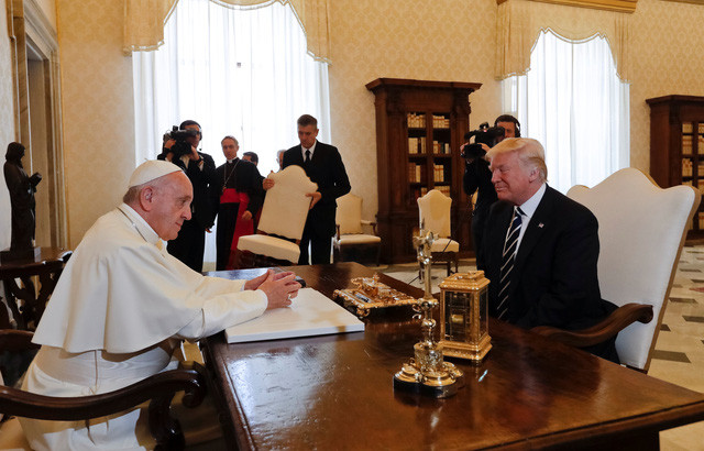 Sáng 24/5 tại Vatican, Tổng thống Mỹ Donald Trump đã có cuộc gặp gỡ và trò chuyện với Giáo hoàng Francis, người đứng đầu Giáo hội Công giáo Roma, một trong những tổ chức tôn giáo lâu đời, quy củ nhất thế giới với hơn 1 tỷ tín đồ.
