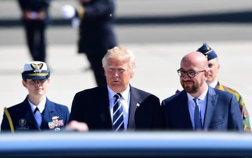 Ngày 25/5/2017, Tổng thống Mỹ cùng phu nhân và đoàn tháp tùng đã đến thành phố Brussels (Bỉ). Tổng thống Mỹ Donald Trump đã tham dự Hội nghị thượng đỉnh NATO. Tại đây, Tổng thống Trump đã kêu gọi các đồng minh NATO tăng chi tiêu quốc phòng để chống khủng bố. Ảnh: Tổng thống Mỹ Donald Trump (giữa) và Thủ tướng Bỉ Michel tại căn cứ Không quân Melsbroek tại Steenokkerzeel. Ảnh: Reuters. 