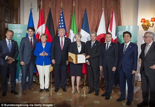 Ngày 26/5, Tổng thống Trump dự Hội nghị thượng đỉnh G7 ở Sicily (Italy) để thảo luận một loạt vấn đề quan trọng, trong đó có tình hình bán đảo Triều Tiên, thương mại, biến đổi khí hậu và tình hình Biển Đông,...Đây cũng là lần đầu tiên ông Trump tham dự Hội nghị thượng đỉnh G7 trên cương vị Tổng thống Mỹ. Trong ảnh: Các nguyên thủ quốc gia tại hội nghỉ thượng đỉnh G7 ở Sicily, Italia ngày 26/5. Ảnh: Getty