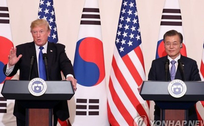 Sáng  7/11, Tổng thống Mỹ Donald Trump đã đến Hàn Quốc, chặng dừng chân thứ hai trong chuyến công du châu Á 12 ngày. Đây là chuyến thăm cấp nhà nước đến Hàn Quốc đầu tiên của một Tổng thống Mỹ trong 25 năm qua. Cùng ngày, tại Seoul, Tổng thống Mỹ Trump đã hội đàm với người đồng cấp nước chủ nhà Moon Jae-in. Tại cuộc họp báo chung sau cuộc họp, hai Tổng thống cho biết, hai bên nhất trí sẽ hợp tác chặt chẽ để tăng cường sức mạnh phòng thủ độc lập của Hàn Quốc.