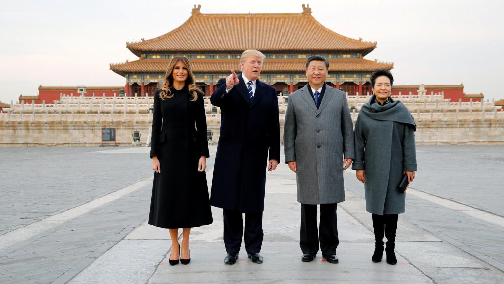 Tổng thống Trump cùng phu nhân Melania tới Trung Quốc ngày 8/11. Ngay khi xuống chuyên cơ, ông Trump cùng bà Melania cũng được 