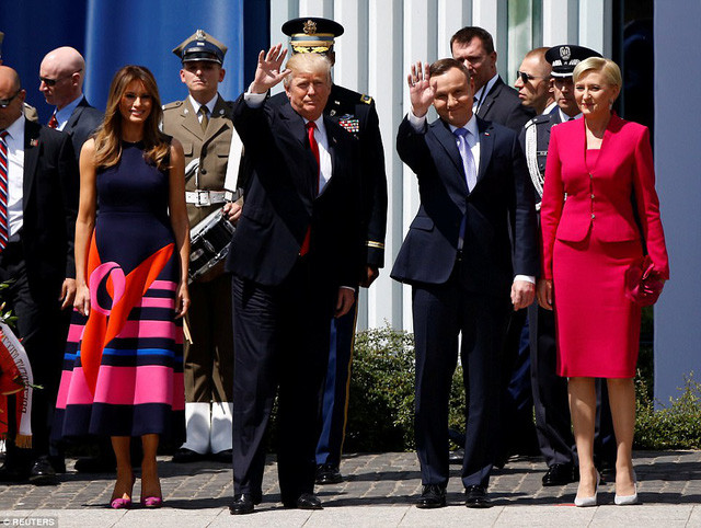 Ngày 5/7, Tổng thống Mỹ Donald Trump và Đệ nhất phu nhân Melania Trump đã có chuyến thăm chính thức tới Ba Lan.Tại Warsaw, Tổng thống Trump đã có cuộc hội đàm với người đồng cấp Ba Lan Andrzej Duda và thảo luận về một loạt vấn đề mà hai nước cùng quan tâm như tầm ảnh hưởng của Nga, quan hệ giữa Mỹ và châu Âu, vai trò của Khối Hiệp ước Bắc Đại Tây Dương (NATO) hay các vấn đề “nóng” như chương trình vũ khí của Triều Tiên.