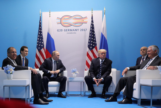 Tổng thống Donald Trump ngày 6/7 đến Hamburg dự hội nghị thượng đỉnh G20 trước khả năng bị cô lập về chính sách khí hậu và sự bất bình của những người biểu tình chống tư bản đe dọa làm gián đoạn hội nghị của các cường quốc kinh tế hàng đầu trên thế giới.Bên lề Hội nghị thượng đỉnh G20 diễn ra tại TP Hamburg – Đức ngày 7-7 (giờ địa phương), Tổng thống Mỹ Donald Trump đã gặp người đồng cấp Nga Vladimir Putin.