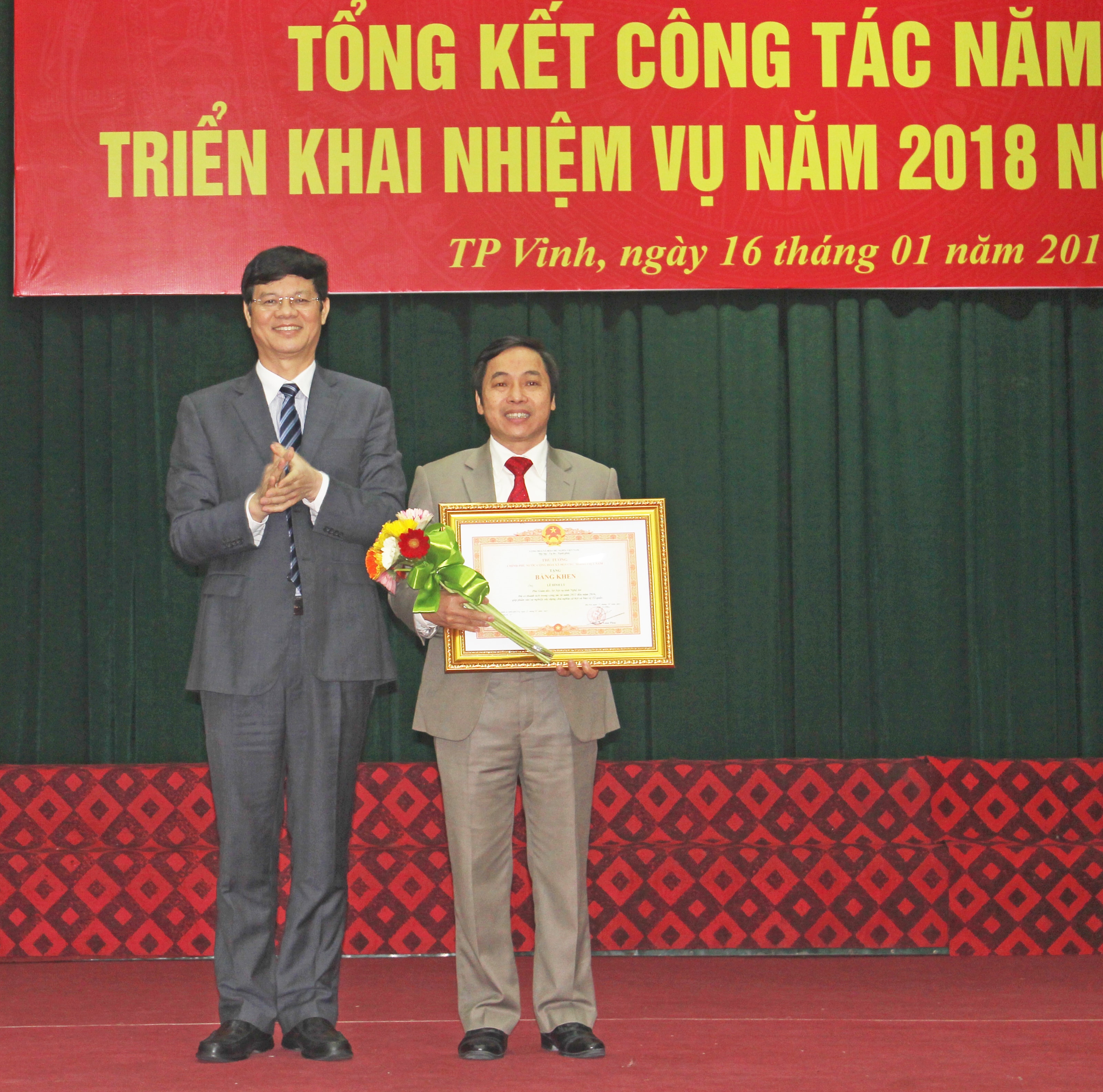 Phó Chủ tịch Thường trực UBND tỉnh Lê Xuân Đại trao bằng khen của Thủ tướng Chính phủ cho ông Lê Đình Lý- Phó Giám đốc Sở Nội vụ.