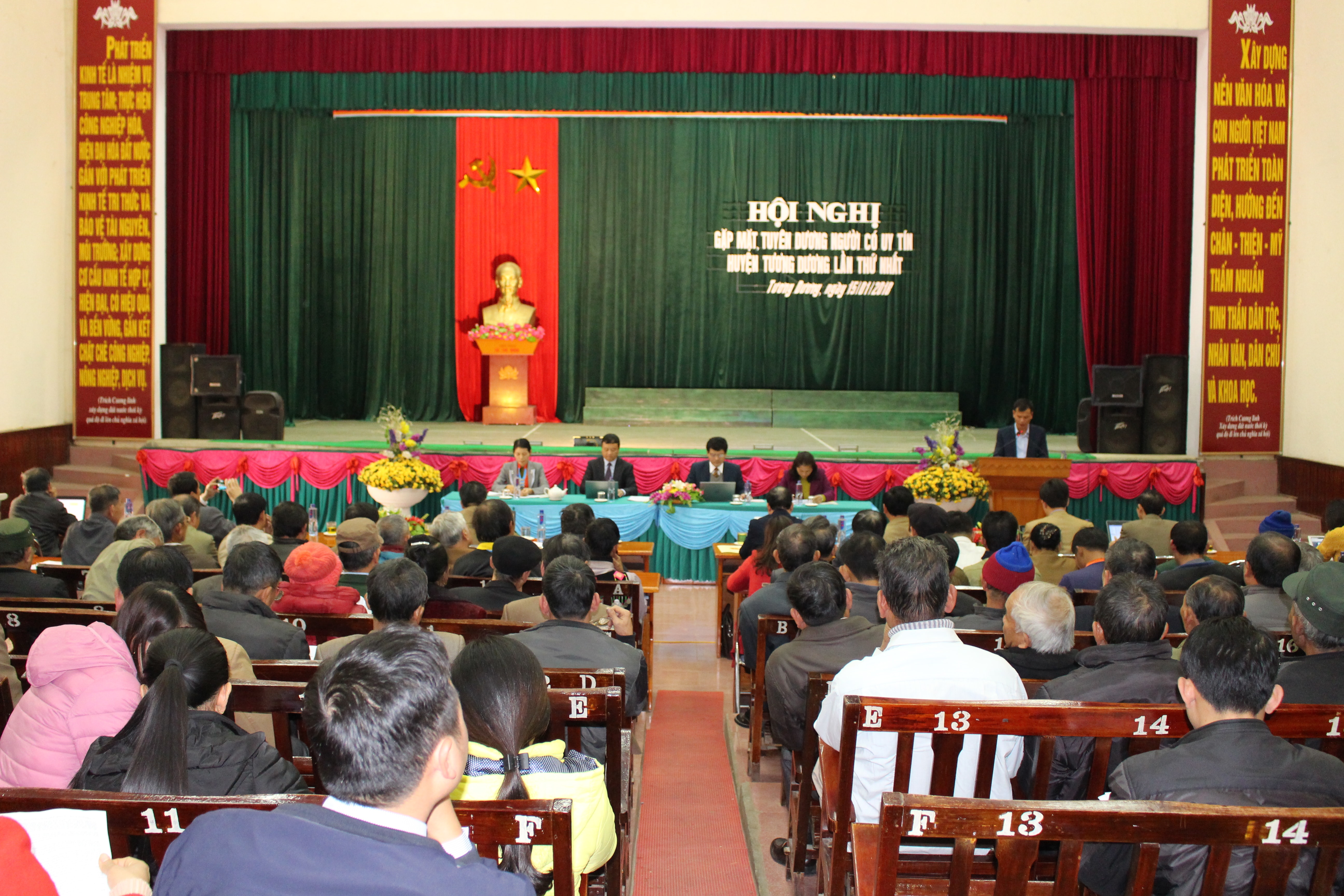 Toàn cảnh lễ biểu dương người có uy tín huyện Tương Dương lần thứ nhất. Ảnh: Đình Tuân