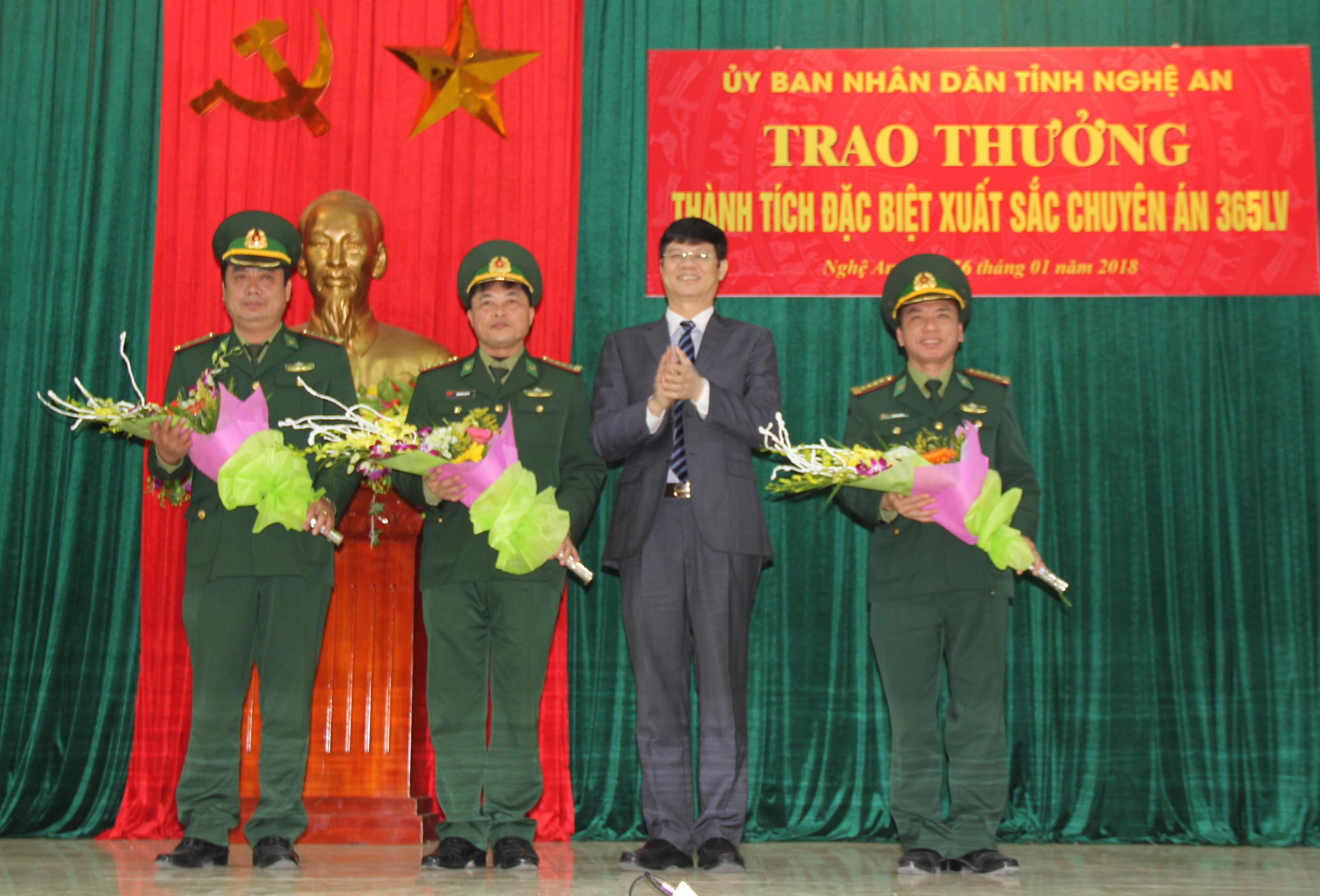 Đồng chí Lê Xuân Đại chúc mừng lãnh đạo Bộ đội Biên phòng Nghệ An. Ảnh: Tiến Hùng
