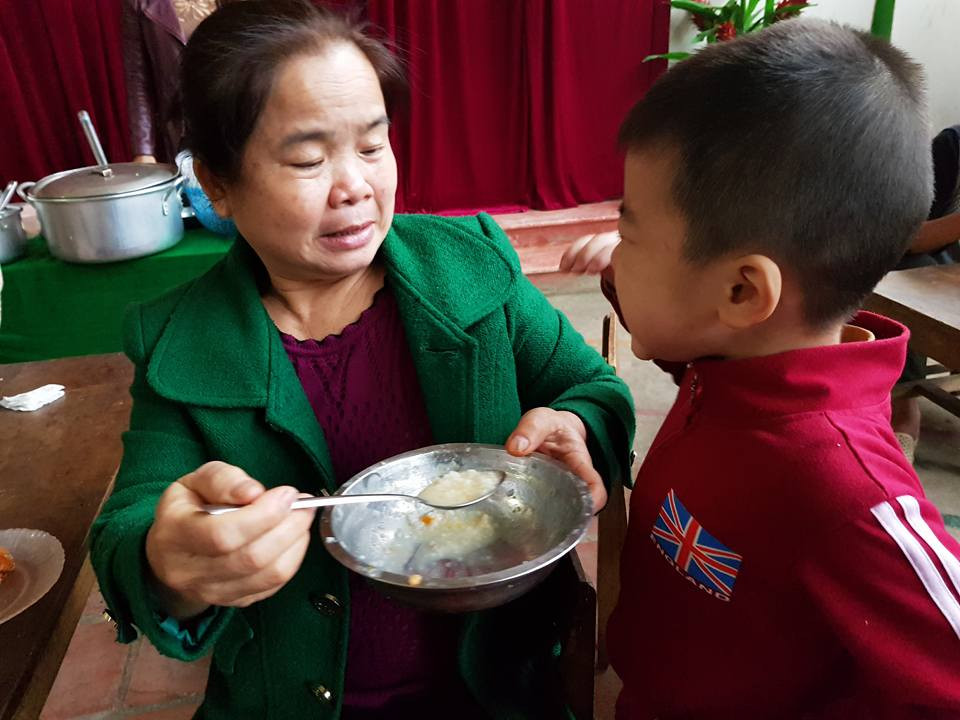 Phụ huynh học sinh cho biết, cháo các cô nấu vừa ngon lại đảm bảo vệ sinh. Ảnh: Đình Tuân 