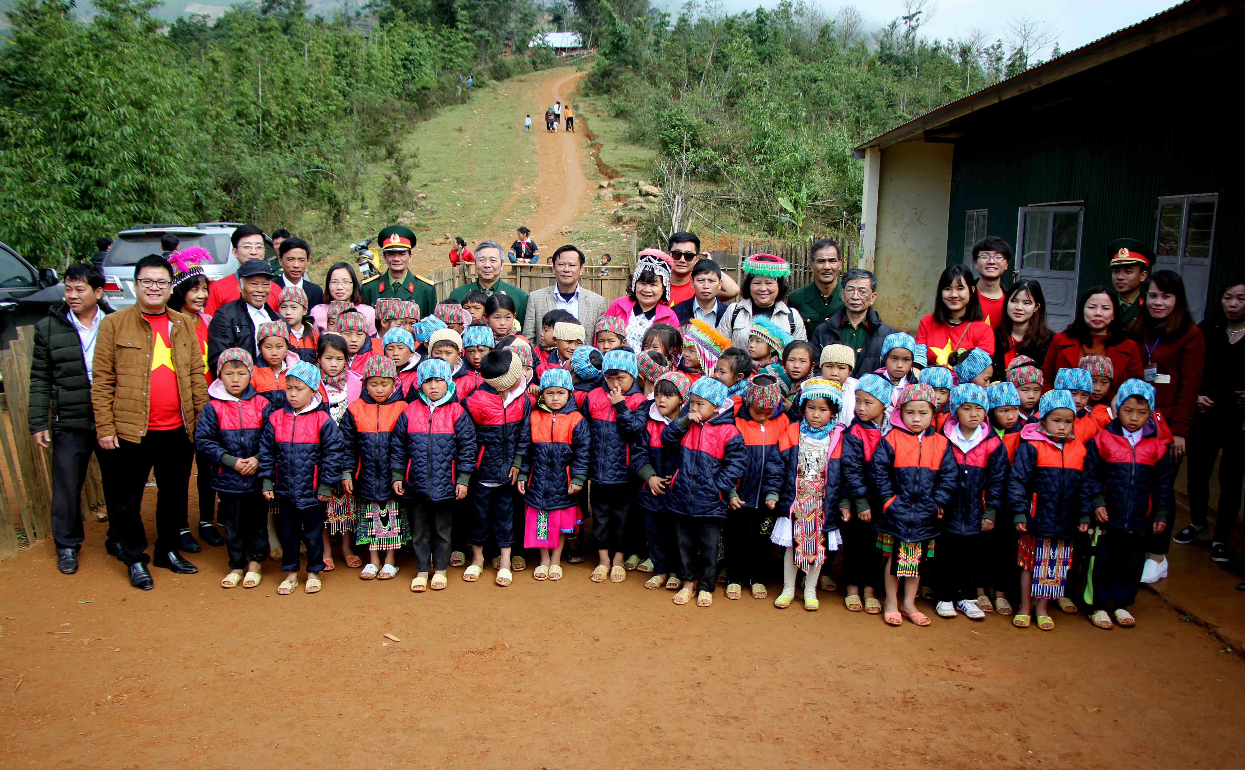 Đoàn thăm hỏi và trao tặng quà cho mẹ liệt sĩ ở huyện Quế Phong