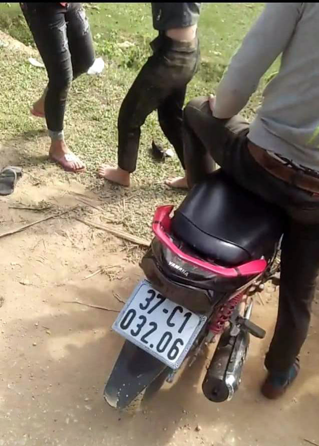 Có một chiếc xe máy mang biển hiệu được cho là ở huyện Con Cuông xuất hiện trong clip. Ảnh: cắt từ clip