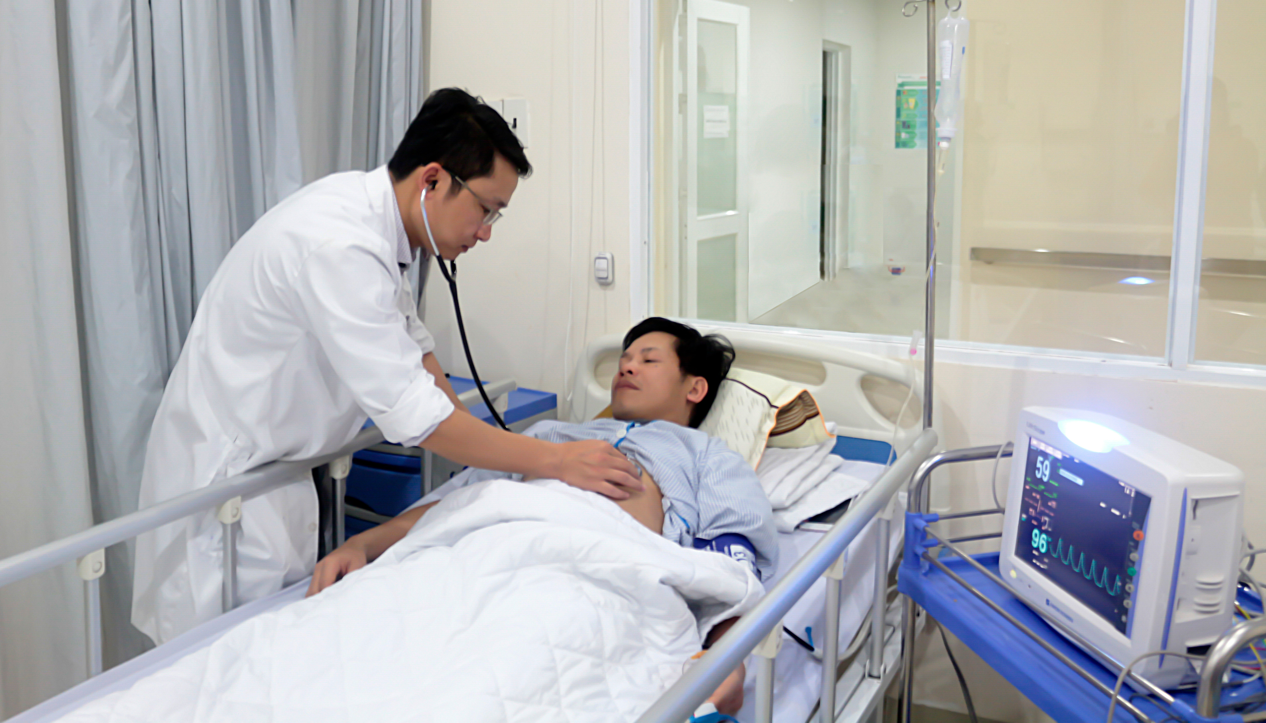 Bác sĩ Bệnh viện Quốc tế Vinh điều trị cho bệnh nhân V.H.Sơn. Ảnh: P.V