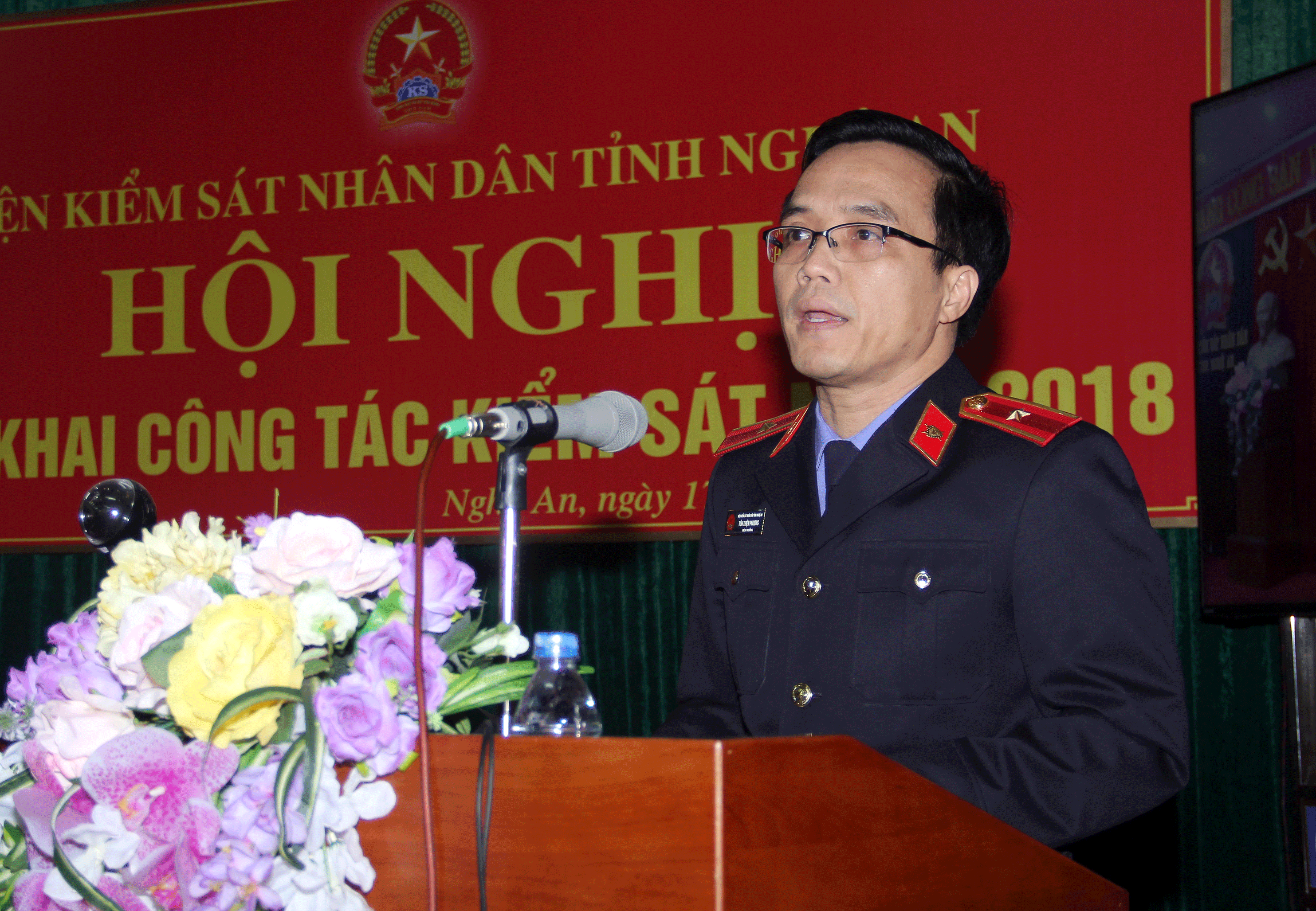 Viện trưởng Viện Kiểm sát nhân dân tỉnh Nghệ An, ông Tôn Thiện Phương báo cáo kết quả kiểm sát của ngành trong năm 2017. Ảnh: Phạm Bằng