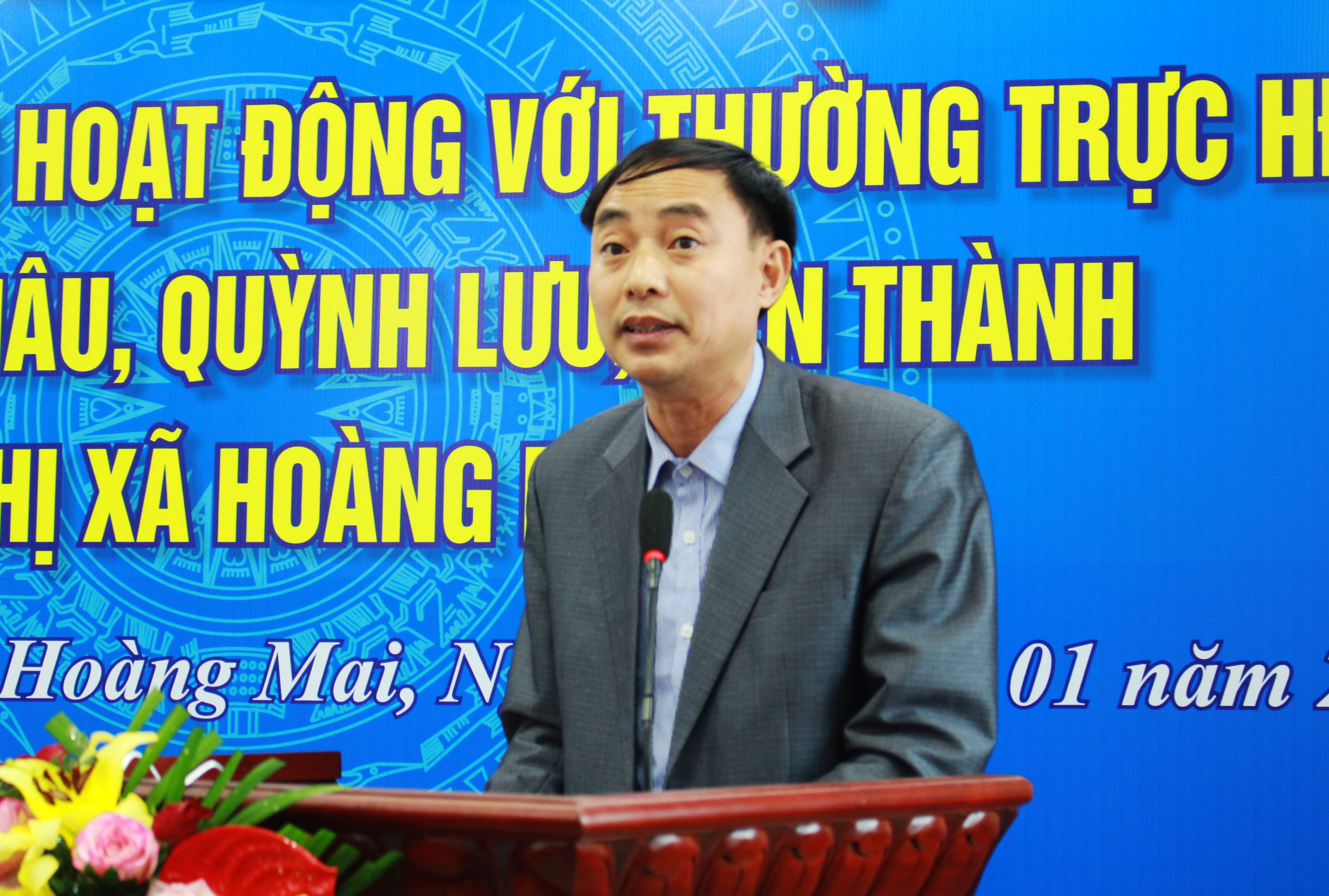 Đại biểu Thường trực HĐND Thị xã Hoàng Mai tham luận ý kiến và trao đổi kinh nghiệm về nâng cao hiệu quả giám sát việc giải quyết kiến nghị cử tri. Ảnh: Phương Thúy