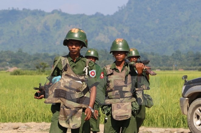 Binh sỹ Myanmar tuần tra tại Maungdaw, bang Rakhine. Ảnh: AFP/TTXVN