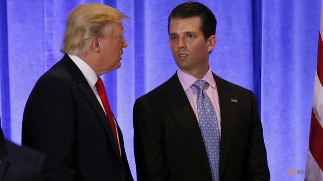 Tổng thống đắc cử Donald Trump (trái) trò chuyện cùng con trai Donald Trump Jr tại cuộc họp báo ở sảnh của tòa nhà Trump Tower ngày 11-1 - Ảnh: Reuters