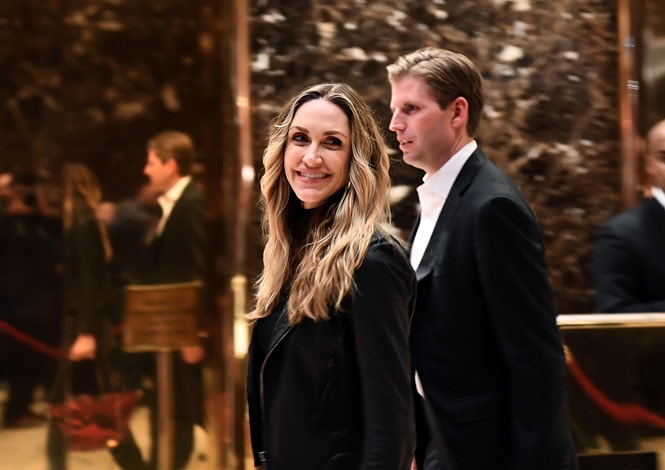 Eric Trump, con trai tổng thống đương nhiệm của Mỹ, và vợ là Lara Trump.