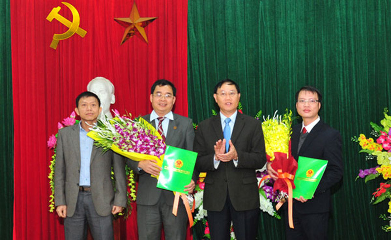  Phó Chủ tịch UBND tỉnh Nguyễn Đình Quang trao quyết định bổ nhiệm lãnh đạo ngành nông nghiệp. Ảnh: Cổng TTĐT tỉnh Tuyên Quang