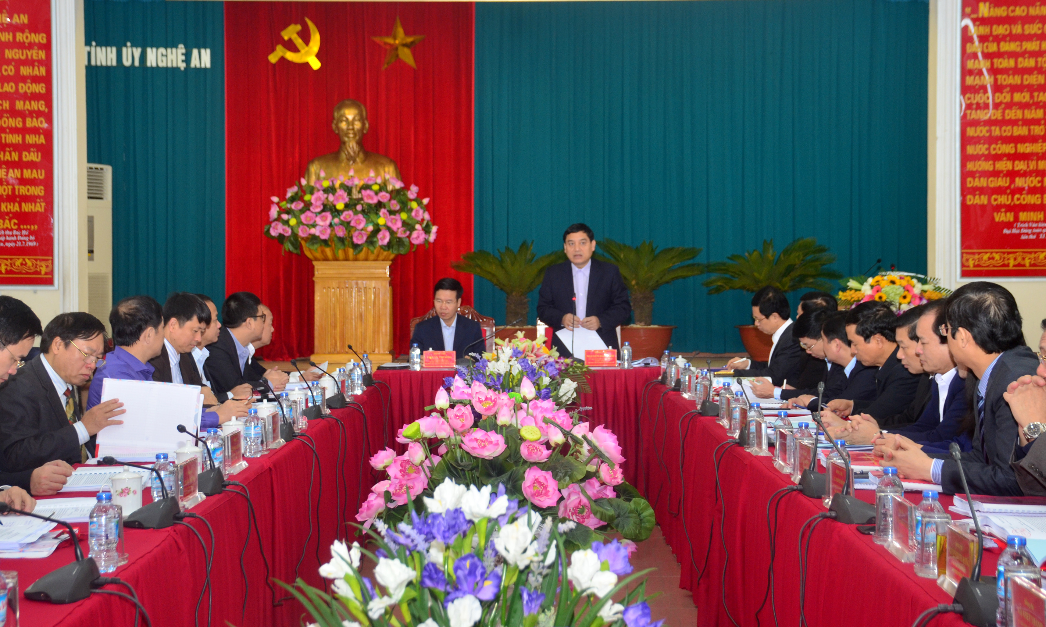 Đồng chí Nguyễn Đắc Vinh phát biểu tiếp thu ý kiến chỉ đạo tại hội nghị. Ảnh: Thành Duy