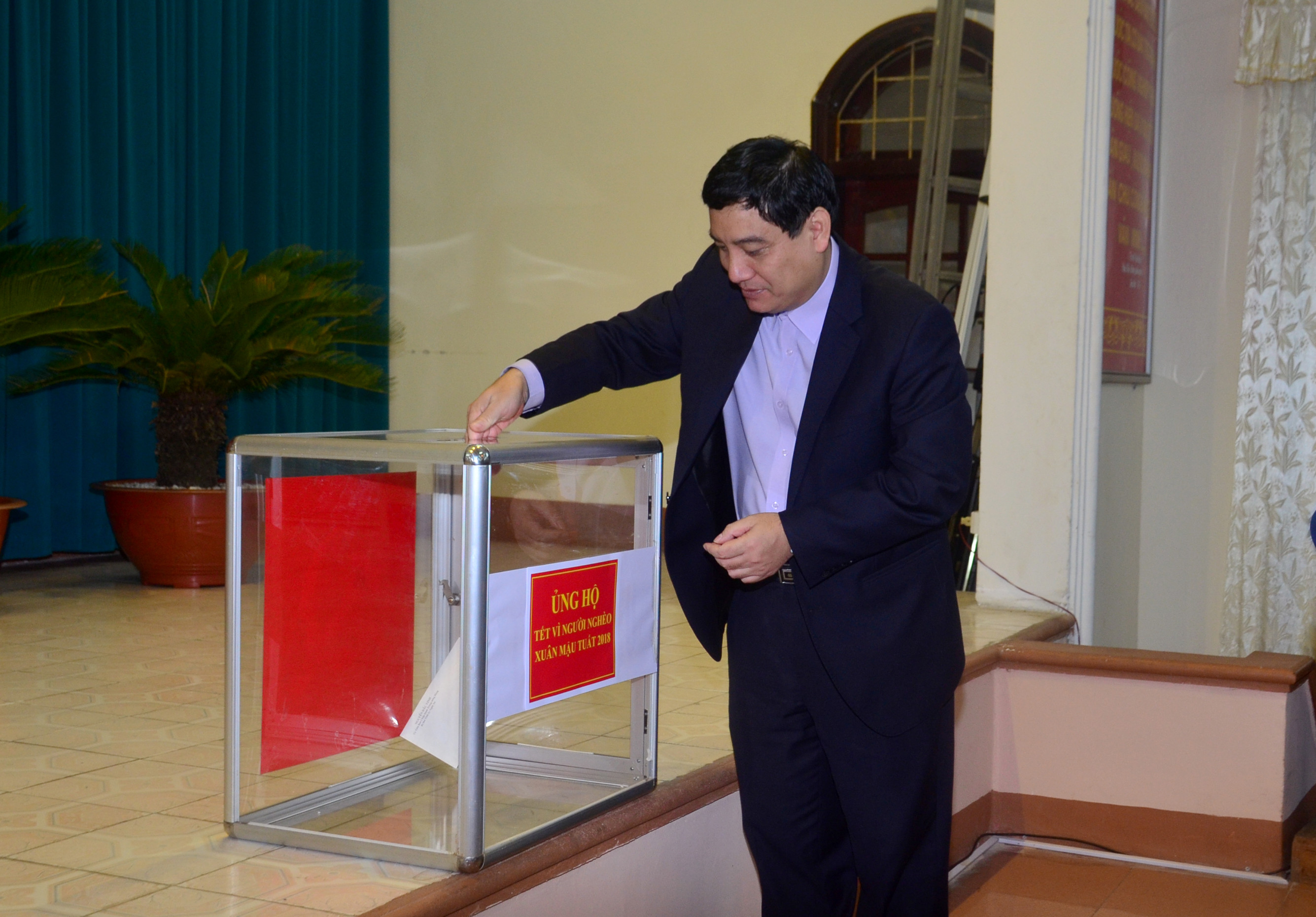 Đồng chí Nguyễn Đắc Vinh - Bí thư Tỉnh ủy Nghệ An ủng hộ Chương trình 