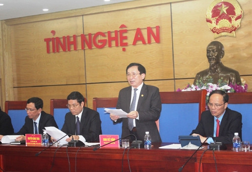 Đồng chí Đinh Viết Hồng báo cáo tại hội nghị trực tuyến toàn quốc 