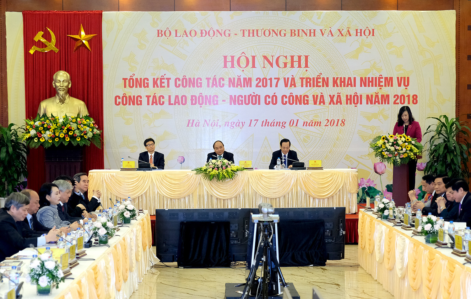Thủ tướng Chính phủ Nguyễn Xuân Phúc tham gia chỉ đạo tại hội nghị.
