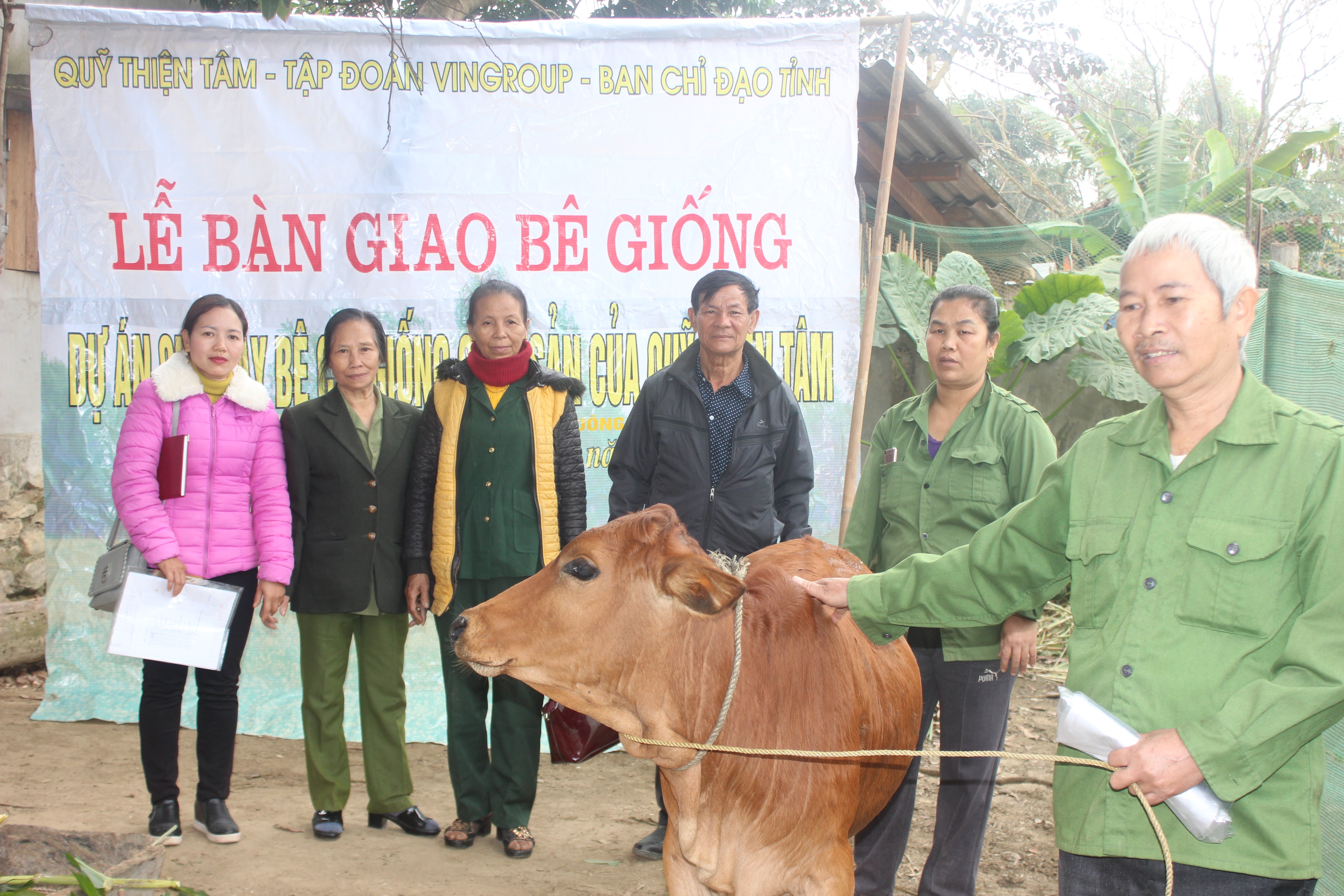Đại diện gia đình hội viên có hoàn cảnh khó khăn nhận bê con về chăm sóc. Ảnh Tường Vi