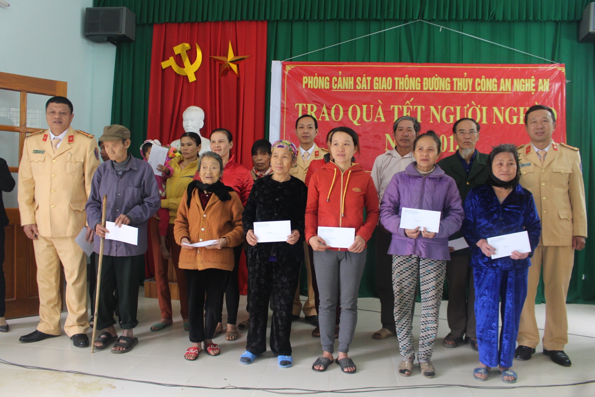 Phòng cảnh sát đường thủy trao quà tết cho hộ nghèo tại xóm Bãi Kè Ảnh Phan Giang.