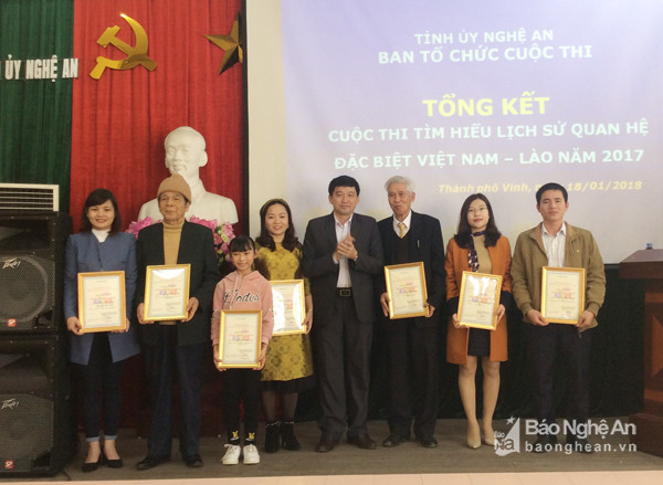 Đồng chí Kha Văn Tám - Phó trưởng ban Tuyên giáo Tỉnh ủy trao giải các các tác giả đạt giải khuyến khích