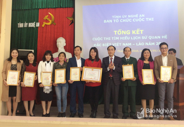Đồng chí Trần Quốc Khánh - Phó trưởng ban Tuyên giáo trao giải cho các tác giả đạt các giải nhất, nhì, ba