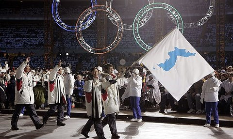 Vận động viên Triều Tiên và Hàn Quốc cùng nhau sánh bước trong lễ khai mạc Thế vận hội Mùa đông ở Turin (Ý) năm 2006.
