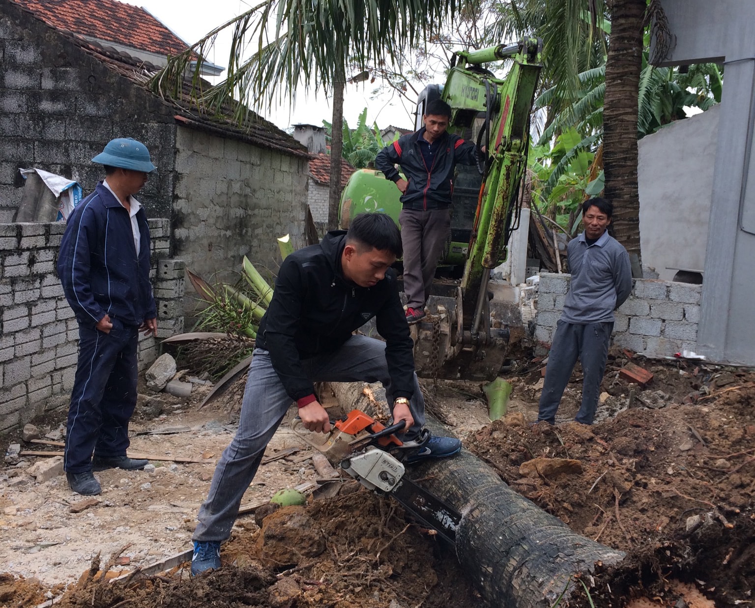 Người dân thôn Nghĩa Phú tham gia thu dọn vệ sinh làm đường giao thông nông thôn mới. Ảnh: PV