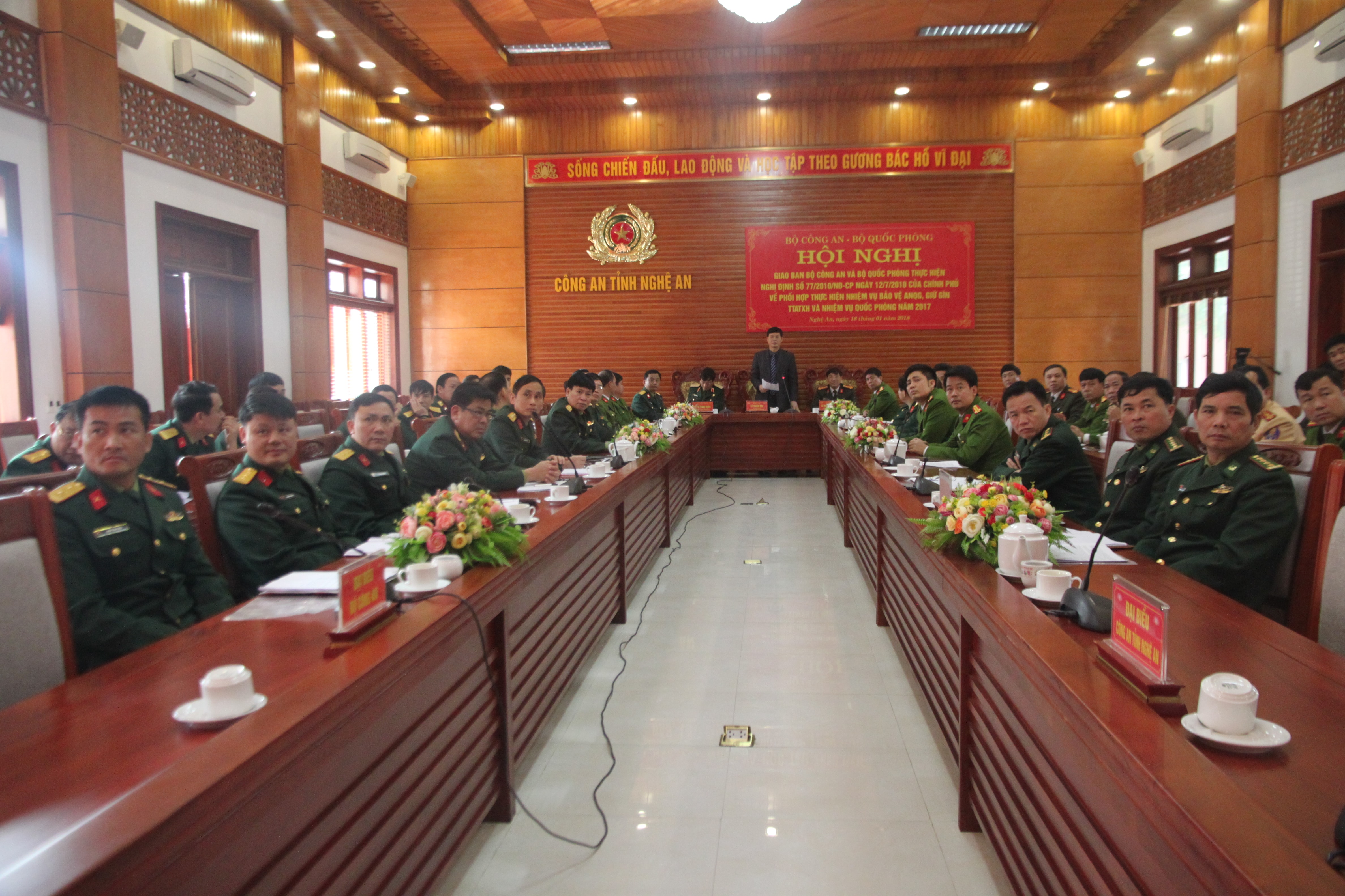 Đại diện Công an tỉnh, Bộ CHQS tỉnh, Bộ đội Biên phòng tham dự hội nghị tại điểm cầu Nghệ An. Ảnh: Quỳnh Trang