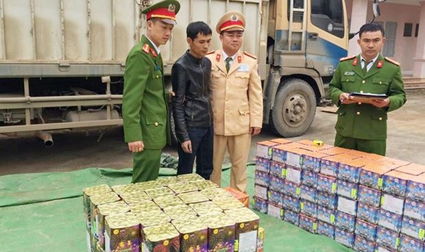 Công an Nghệ An phát hiện thu giữ 2,5 tấn pháo lậu. Ảnh: Internet