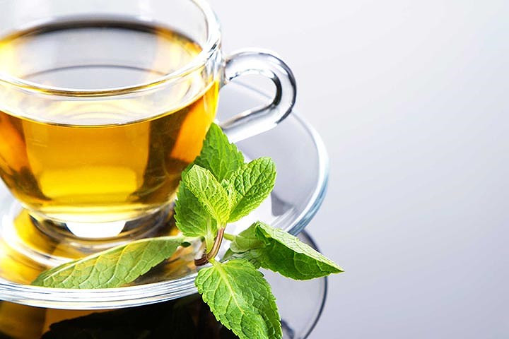 Khi bạn căng thẳng hãy uống trà hoa cúc và trà thảo mộc. Ngoài ra, tránh dùng các chất béo chuyển hóa hoặc ở đường, vì chúng có thể làm trầm trọng thêm vấn đề sức khỏe kèm theo căng thẳng.