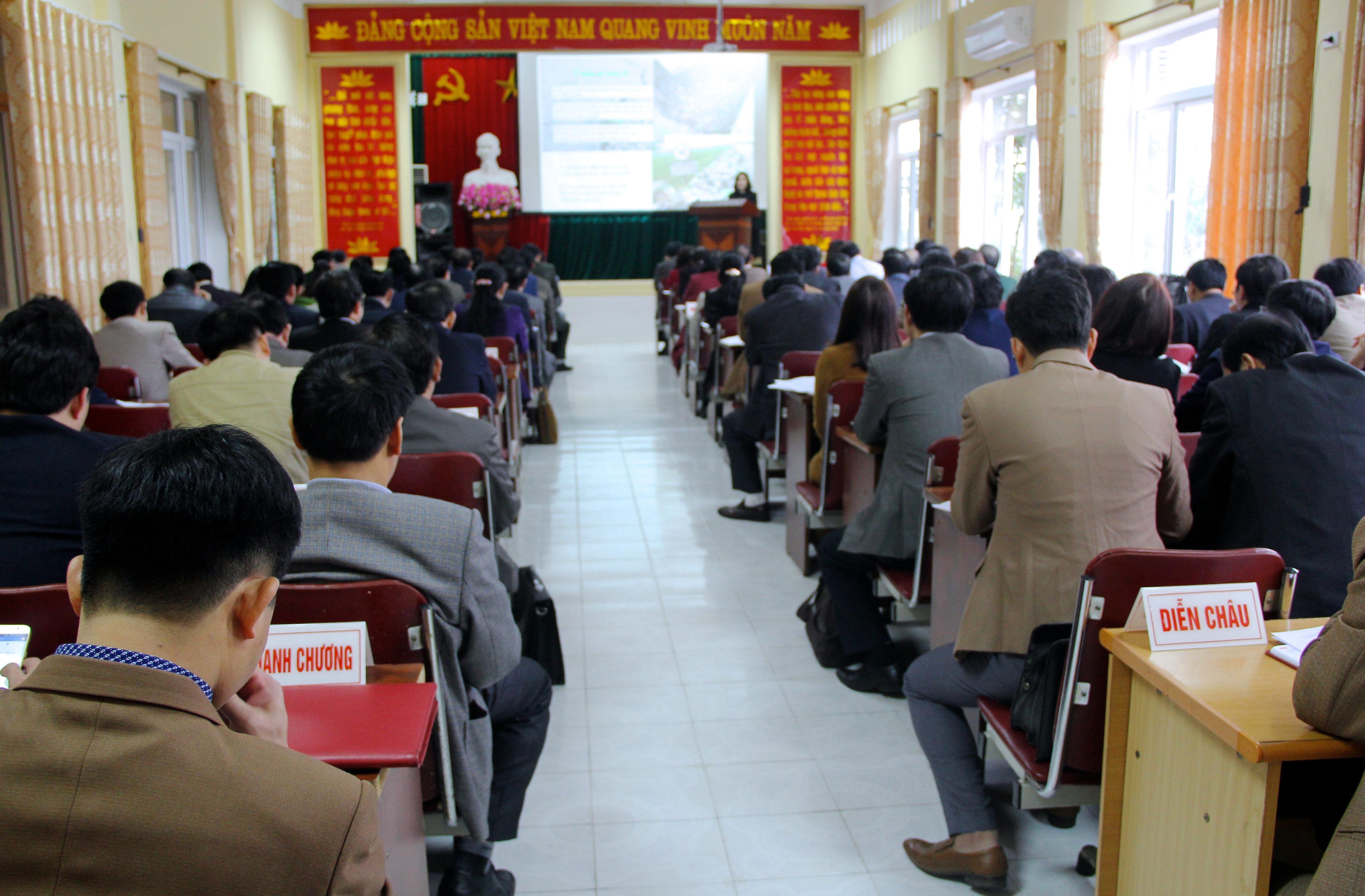Sáng 19/1, Ban Tuyên giáo Tỉnh ủy tổ chức hội nghị báo cáo viên định kỳ tháng 1/2018. Chủ trì hội nghị có đồng chí Kha Văn Tám – Phó trưởng ban Thường trực Ban Tuyên giáo Tỉnh ủy. Tham dự có các báo cáo viên Tỉnh ủy, Ban Tuyên giáo các Đảng ủy trực thuộc, MTTQ và các đoàn thể cấp tỉnh, các huyện, thành thị ủy và Trung tâm bồi dưỡng chính trị. Ảnh: Mỹ Nga. 