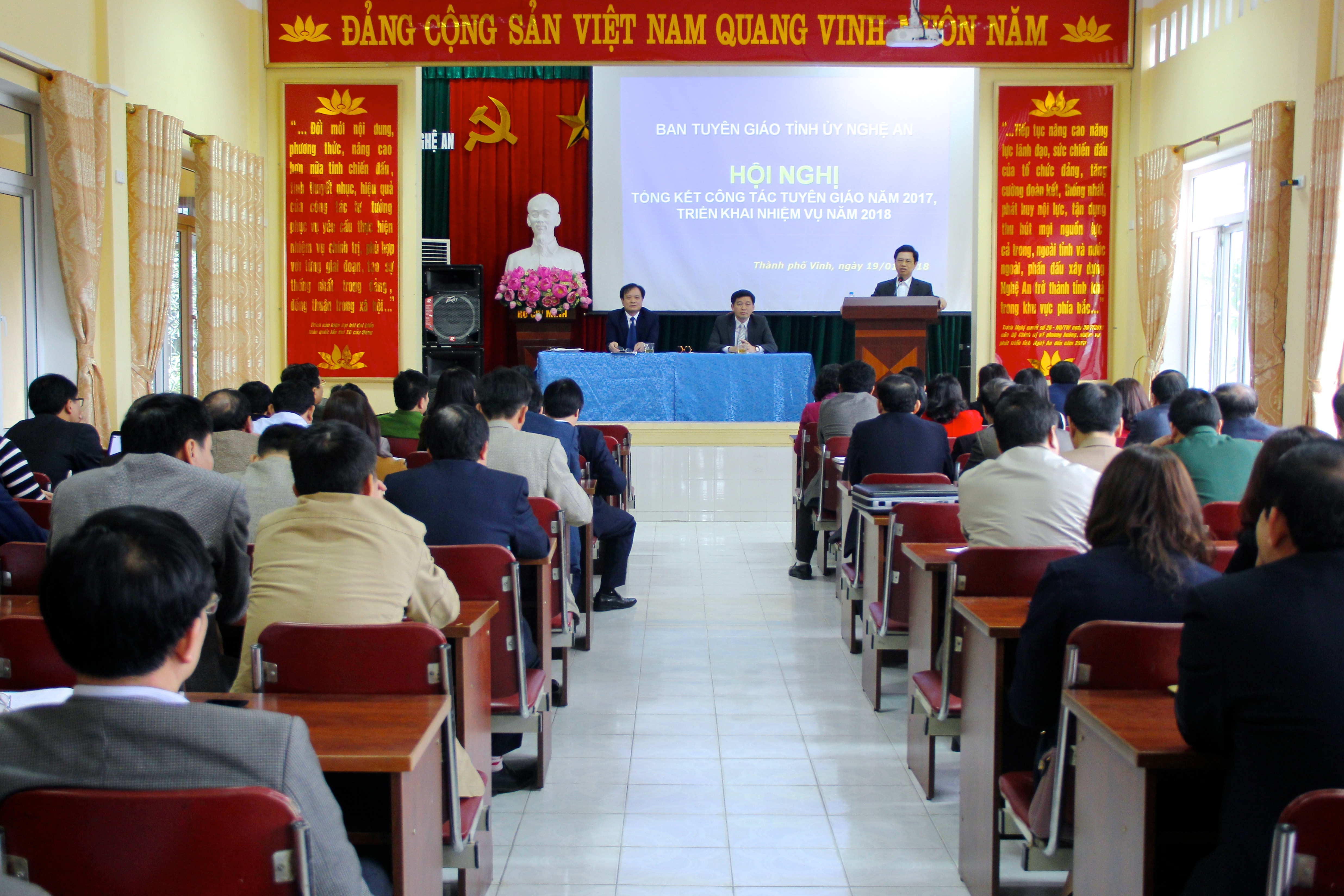 Chiều 19/1, Ban Tuyên giáo Tỉnh ủy tổ chức Hội nghị tổng kết công tác tuyên giáo năm 2017, triển khai nhiệm vụ năm 2018. Tham dự và chỉ đạo có đồng chí Nguyễn Xuân Sơn – Phó Bí thư thường trực Tỉnh ủy, Chủ tịch HĐND tỉnh. Chủ trì hội nghị do các đồng chí: Hồ Phúc Hợp - Trưởng Ban Tuyên giáo Tỉnh ủy; Kha Văn Tám - Phó Trưởng Ban Tuyên giáo Tỉnh ủy. Ảnh: Mỹ Nga