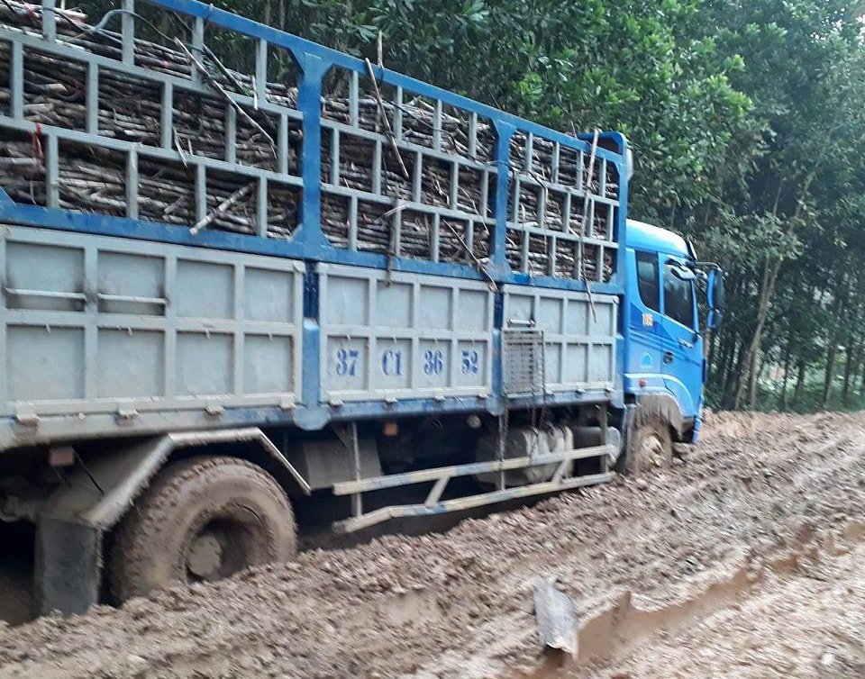 bna_Người dân xã Thạch Ngàn kêu cứu vì phải lội trên con đường nát bươm ảnh Trân Lê 3