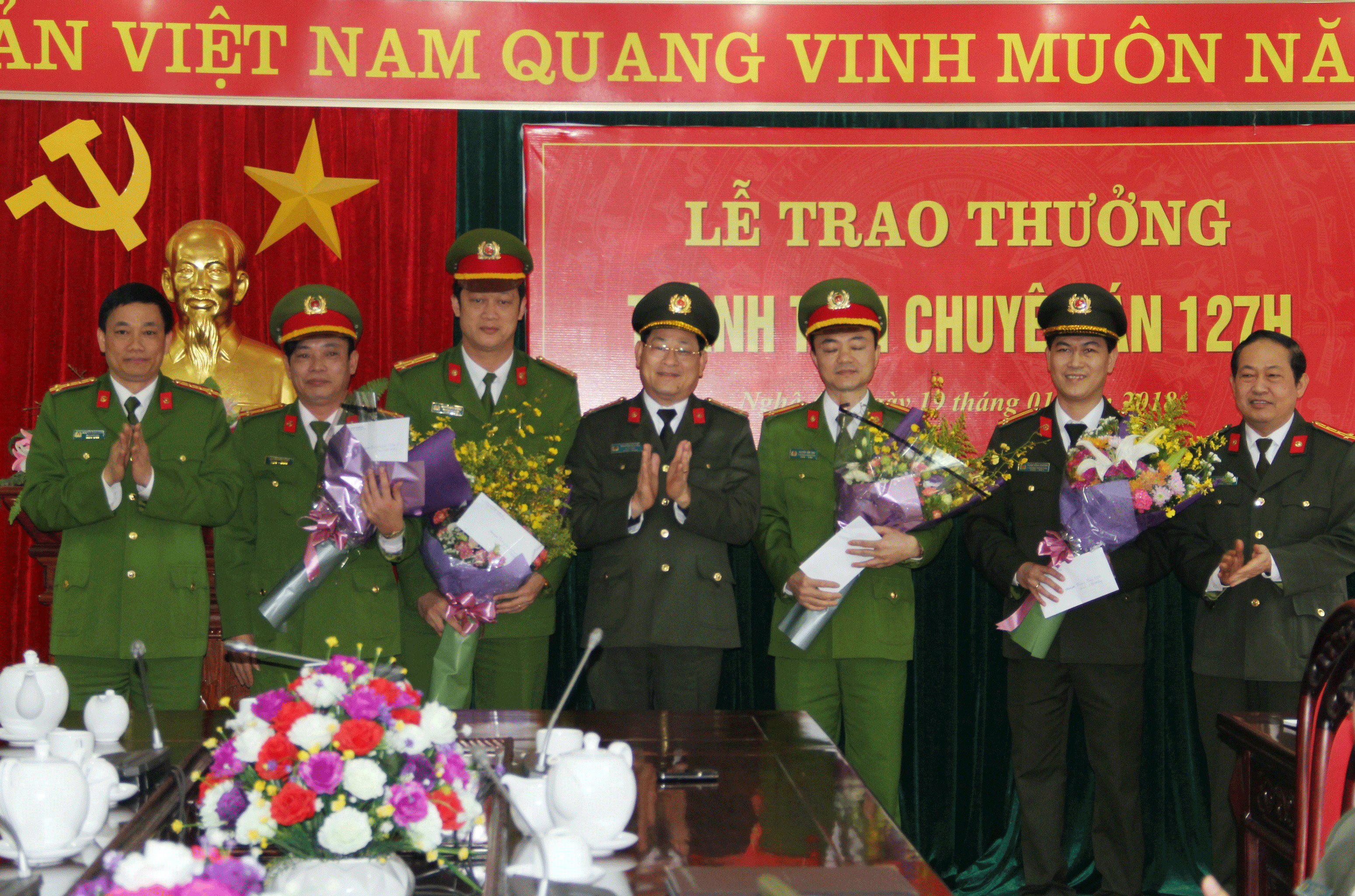 Lãnh đạo Công an tỉnh trao thưởng cho Ban chuyên án. Ảnh: Phạm Bằng