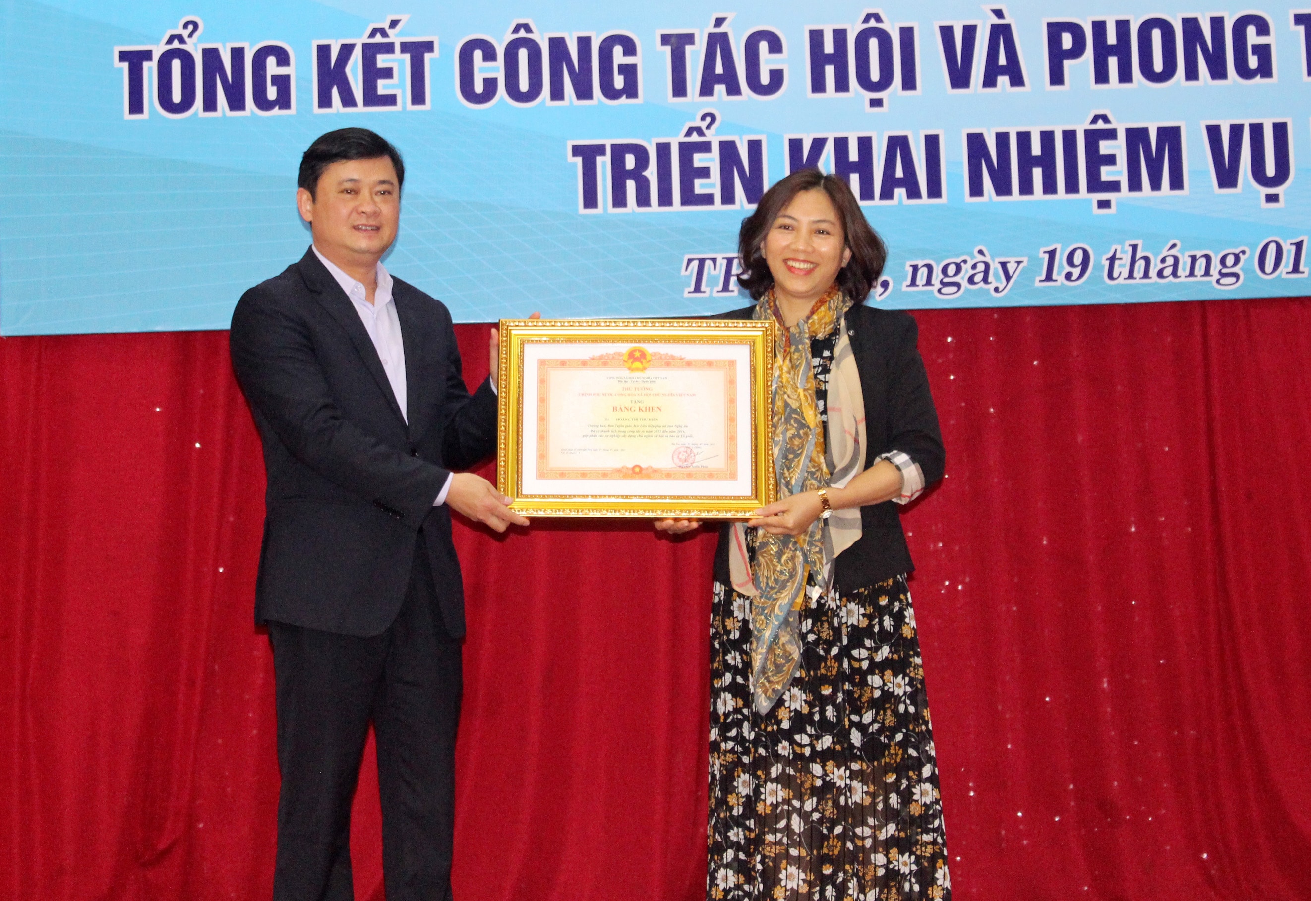 Thừa ủy quyền, đồng chí Thái Thanh Quý trao Bằng khen của Thủ tướng Chính phủ cho bà Hoàng Thị Thu Huyền - Trưởng 