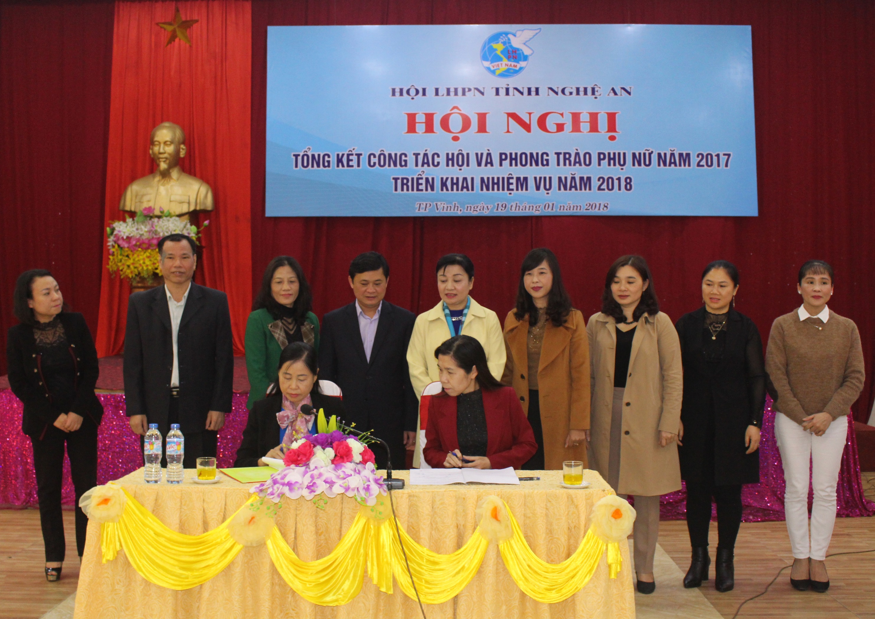 Đại diện các cấp hội ký cam kết thi đua năm 2018. Ảnh: Phước Anh